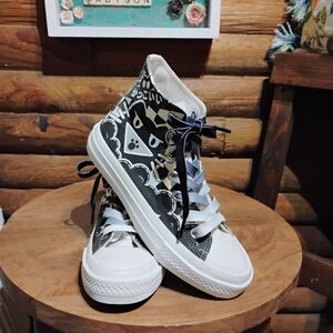 Amy&Michael Stylish High-Top Sneakers with Graphic Design
